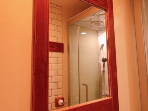 グッドモーニング材木座のシャワールームにある鏡