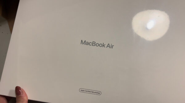 整備済製品のMacBookAirの箱