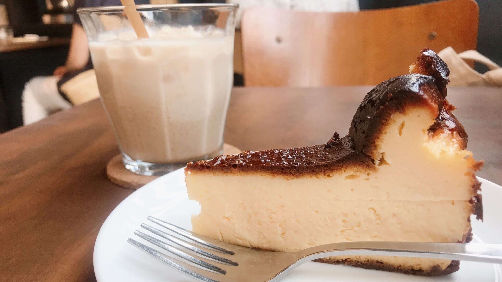 OKUSAWA FACTORY Coffee&Bakesのバスクチーズケーキとチャイラテ